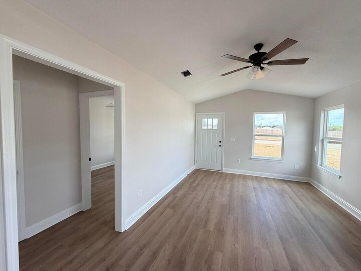 Property Photo:  5427 Bayleaf Drive  FL 32539 
