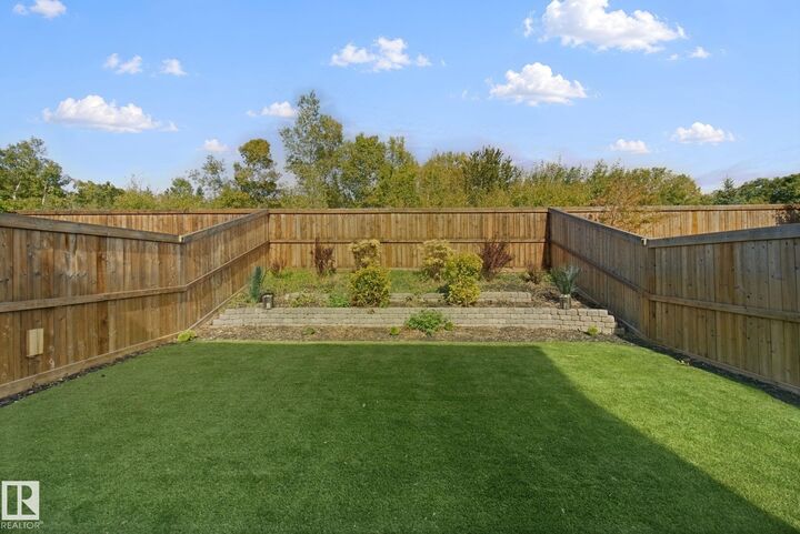Property Photo:  72 Royal Street  AB T8N 7X4 