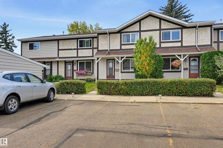 Property Photo:  141 Tudor Lane NW  AB T6J 3T5 