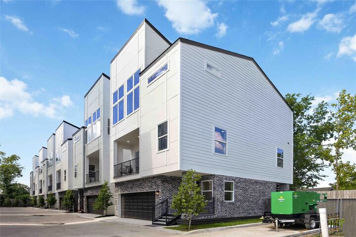 Property Photo: 320 Walthall Drive B TX 77022