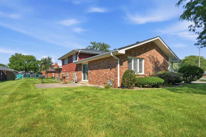 Property Photo:  1103 E 166th Place  IL 60473 
