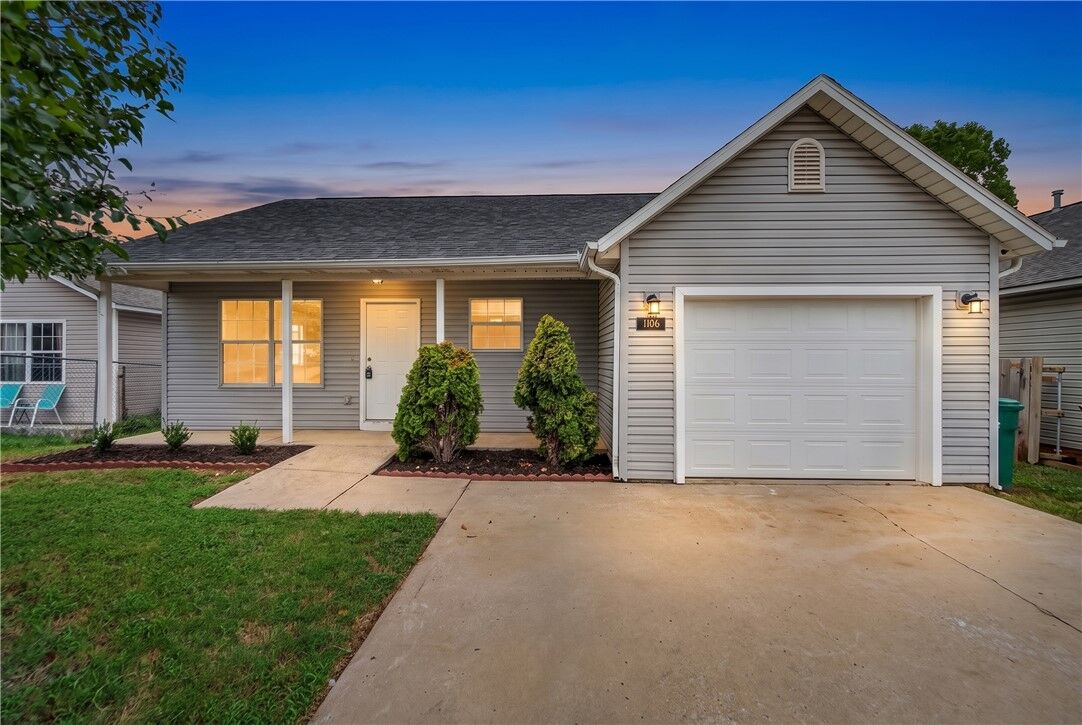 Property Photo:  1106 S E Street  AR 72756 
