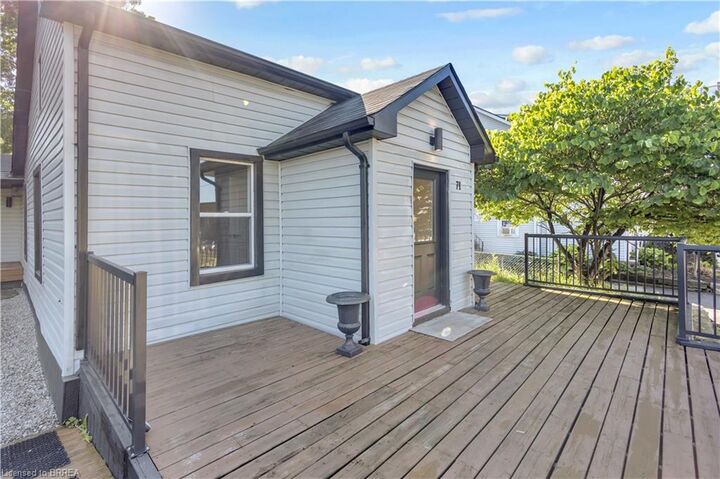 Property Photo:  71 Kent Street N  ON N3Y 3S3 