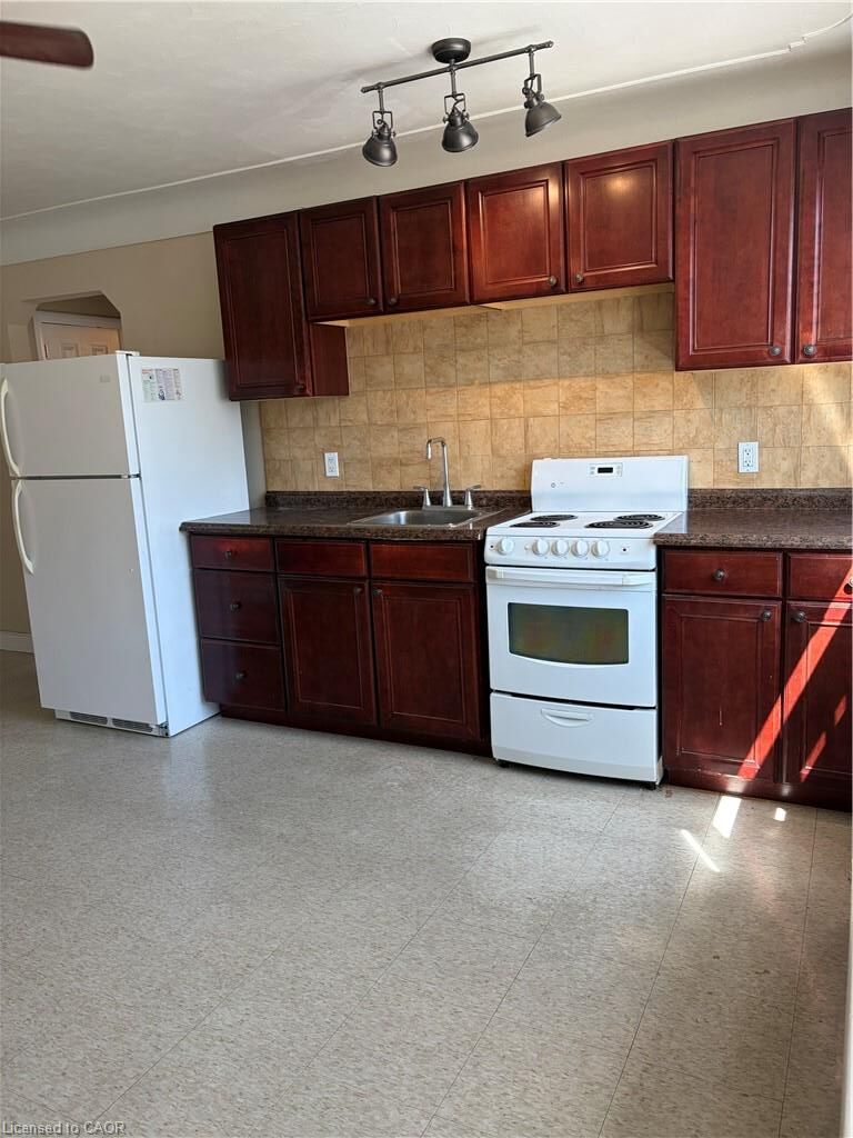 Property Photo:  119 Macnab Street S 19  ON L8P 3C2 