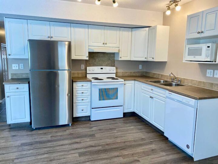 Property Photo:  10150 121 Avenue 208  AB T8V 8H2 