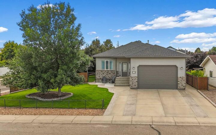 Property Photo:  2448 7 Avenue NE  AB T1C 1Y6 