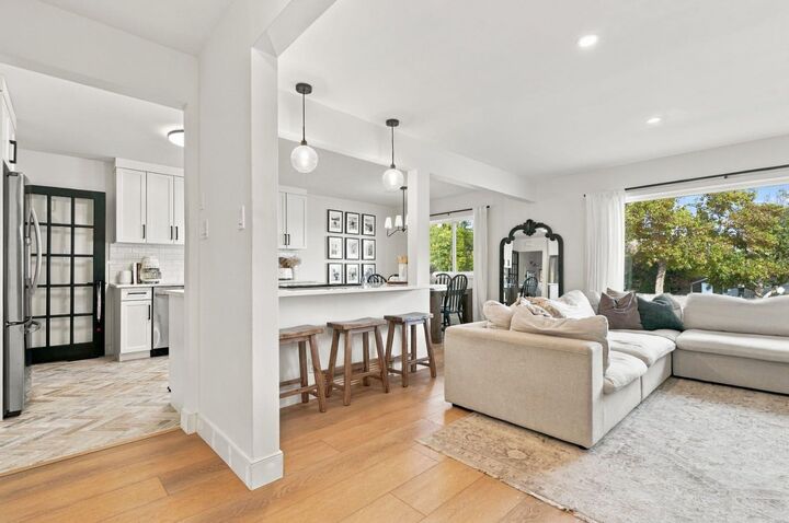 Property Photo:  6031 Thornbank Drive NW  AB T2K 3P4 
