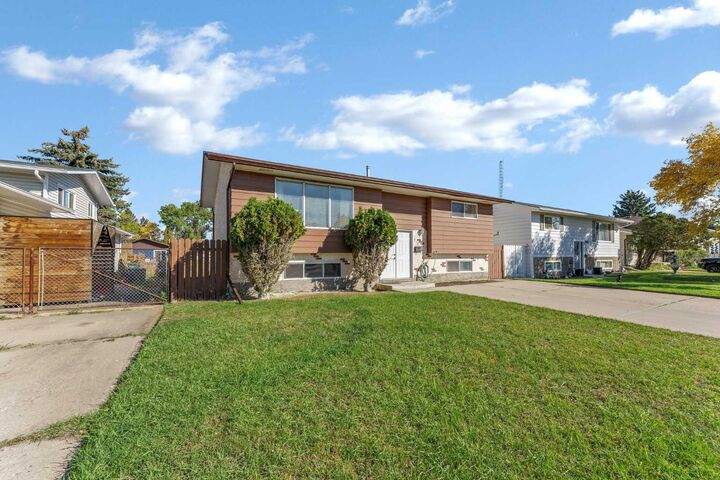 Property Photo: 914 17 Street NE AB T1C 1M6