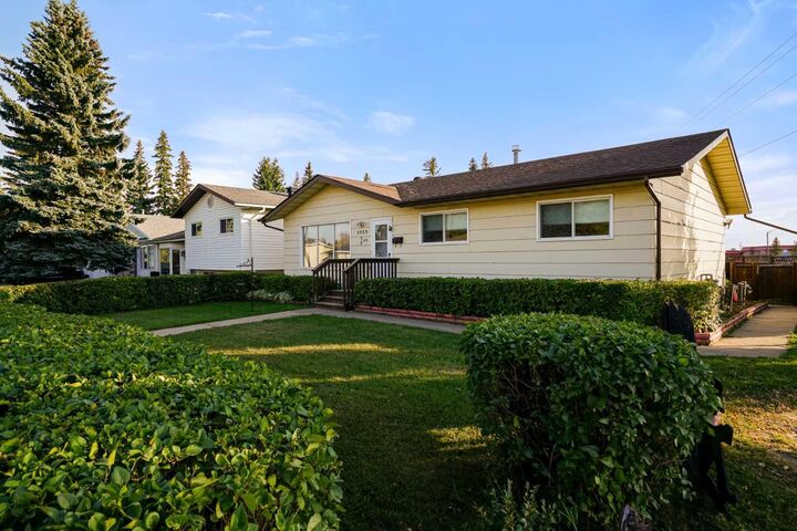 Property Photo:  5323 55 Avenue  AB T0B 4N0 