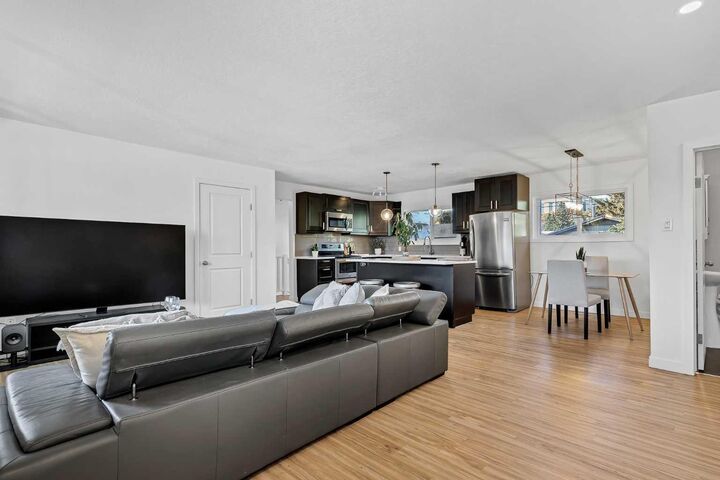 Property Photo:  8007 36 Avenue NW  AB T3B 1V8 