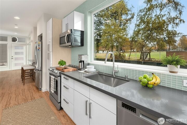 Property Photo: 809 NE 48th Street WA 98105