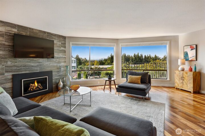 Property Photo:  1005  5th Avenue S 102B  WA 98020 
