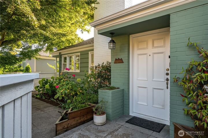 Property Photo:  2837  12th Avenue W  WA 98119 