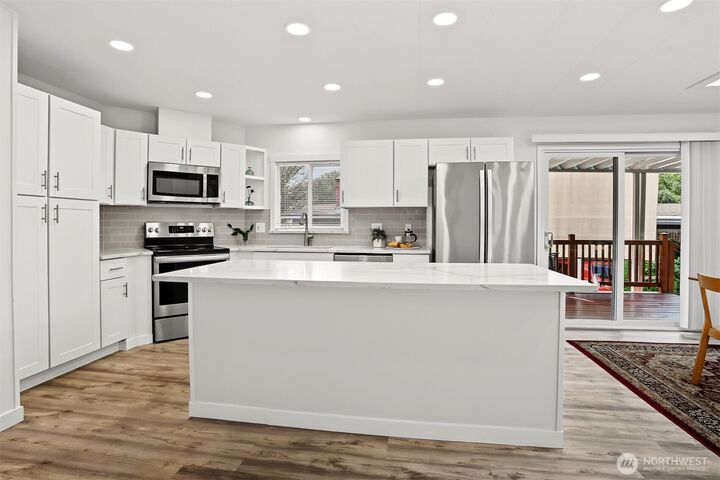 Property Photo: 1121 244th Street SW 6 WA 98021