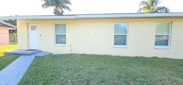 Property Photo: 323 Seminole Court FL 33476