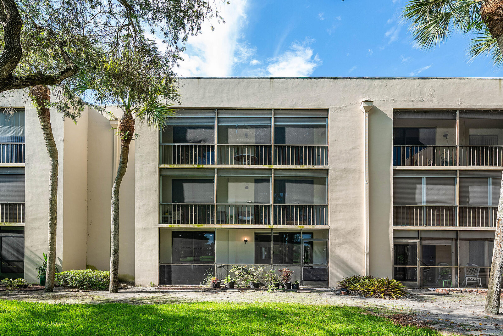 Property Photo:  5190 Las Verdes Circle 105  FL 33484 