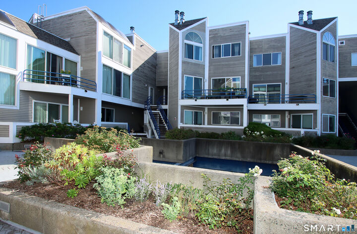 Property Photo:  14 Harbour Close 14  CT 06519 