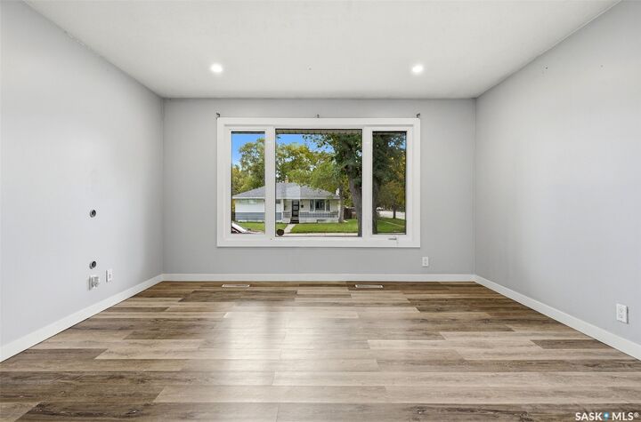 Property Photo:  2 Sampson Place  SK S4R 4R4 