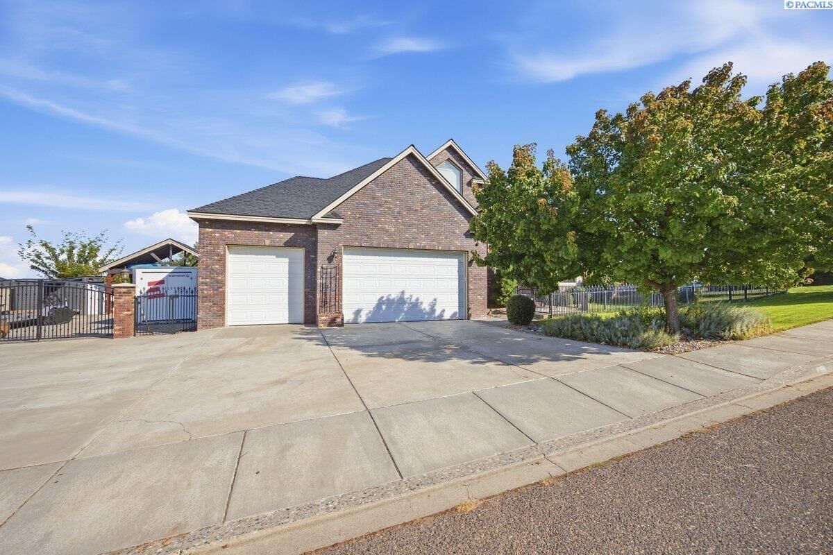 Property Photo: 4607 Adobe Dr WA 99301