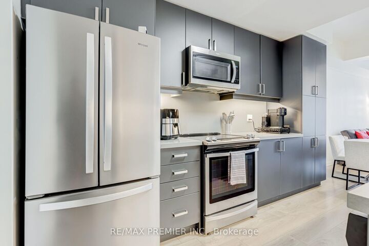 Property Photo:  1010 Portage Parkway Th 5  ON L4K 0K3 