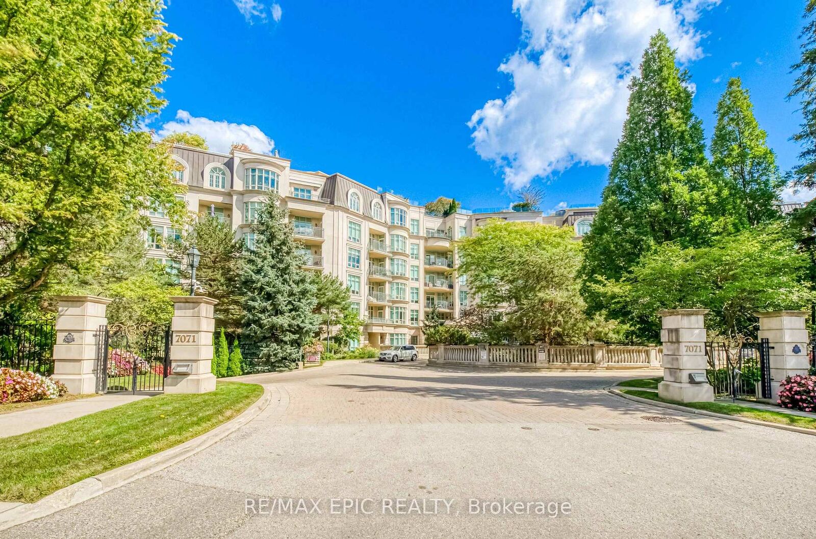 Property Photo: 7071 Bayview Avenue 211 ON L3T 7Y8