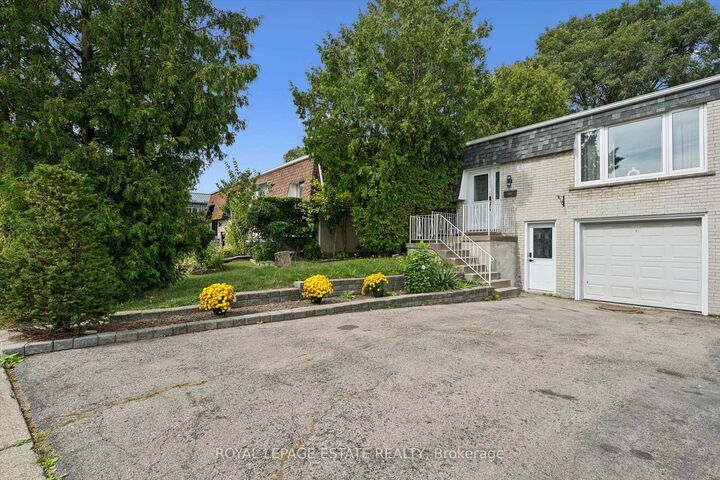 Property Photo:  3325 Strabane Drive  ON L5C 1W9 