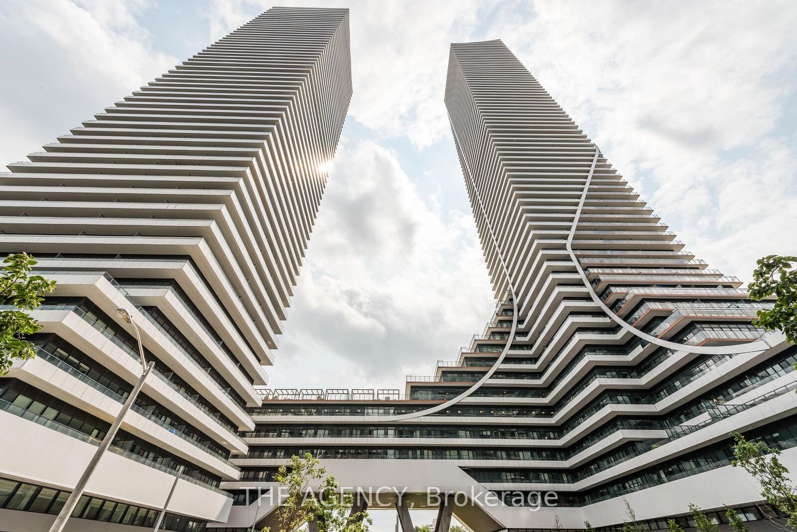 Photo de la propriété: 20 Shore Breeze Drive 4208 ON M8V 1A1