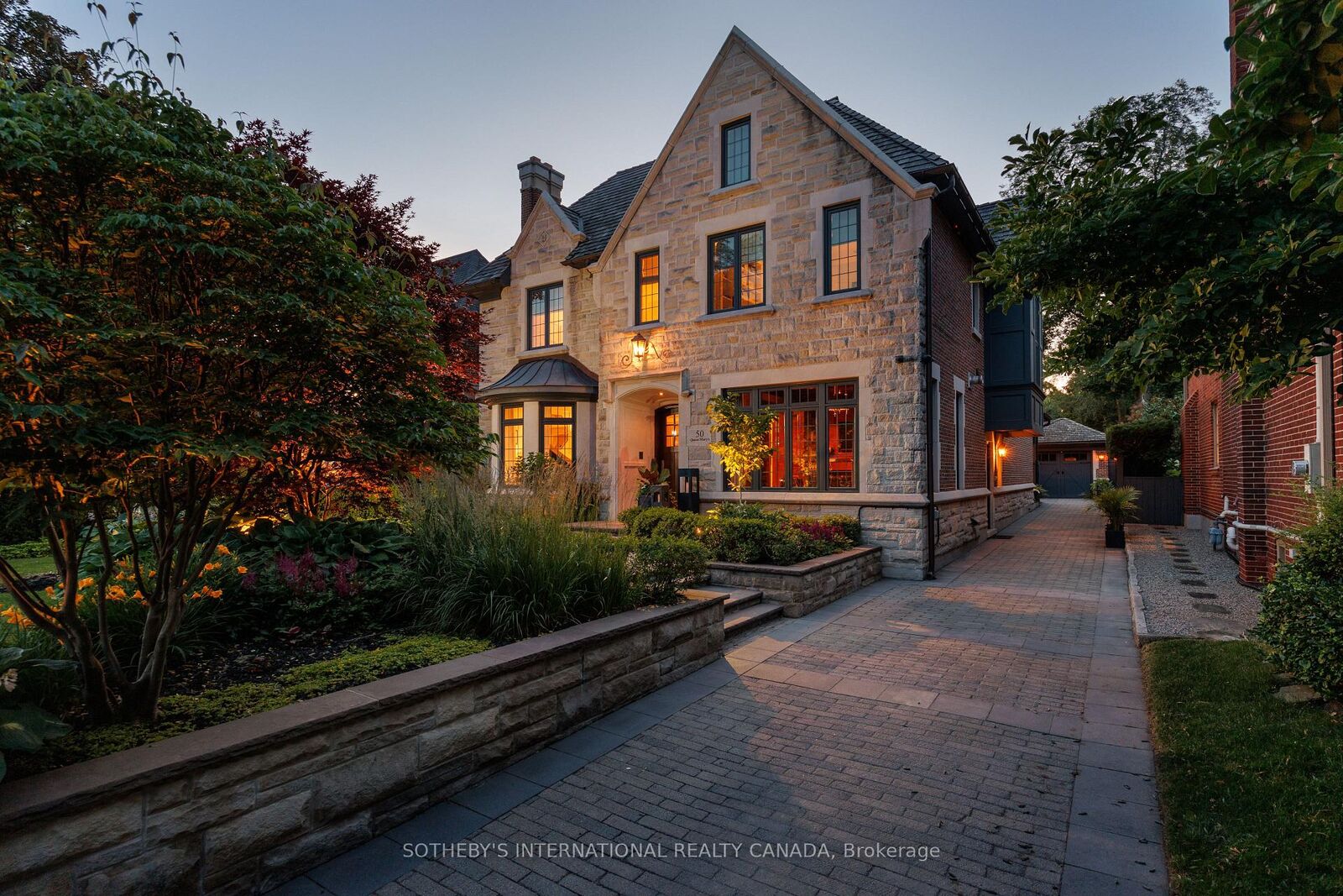 Photo de la propriété: 50 Queen Marys Drive ON M8X 1S4