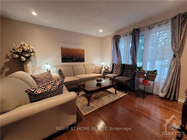 Property Photo:  239 Highpointe Crescent  ON K2J 5N8 