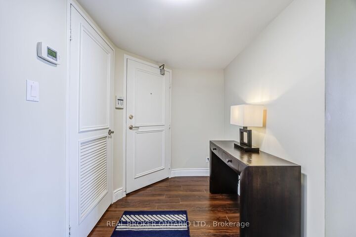 Property Photo:  1333 Bloor Street 1809  ON L4Y 3T6 