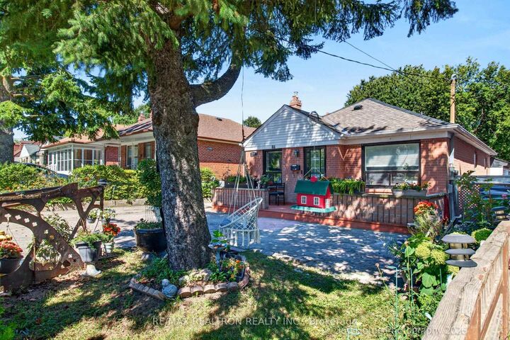 Photo de la propriété:  84 Ranee Avenue  ON M6A 1N2 