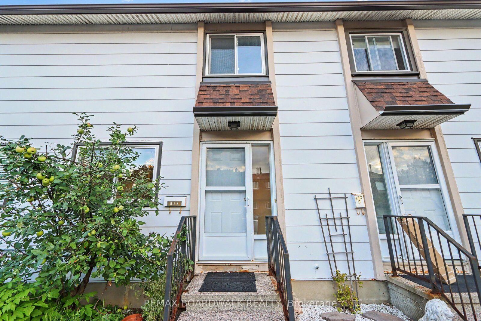 Property Photo:  912 B Elmsmere Road  ON K1J 7T6 