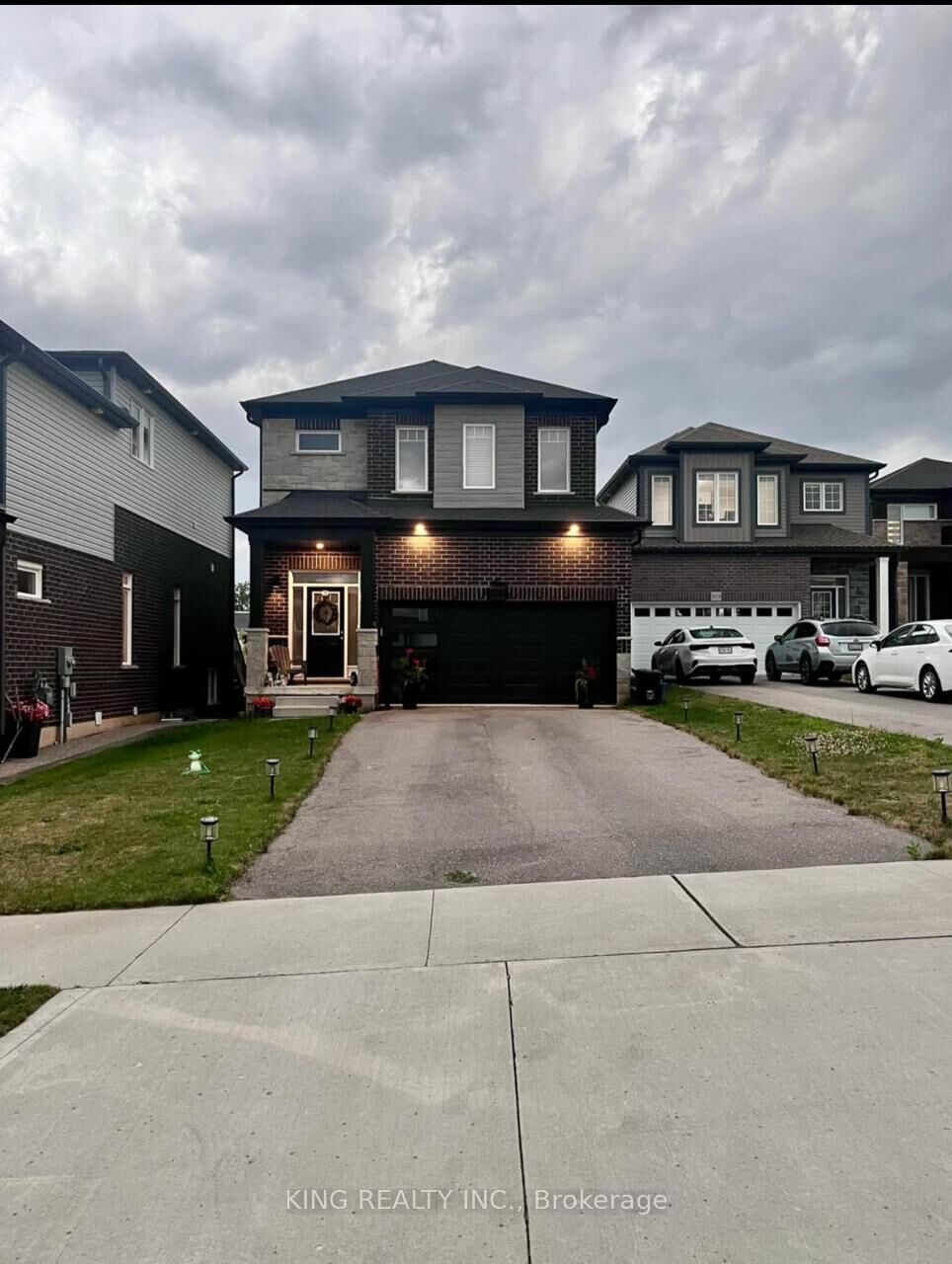 Property Photo:  925 Tartan Court  ON N2R 0N2 
