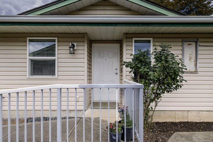 Property Photo:  450 Gail Pl #3  BC V9R 5W4 