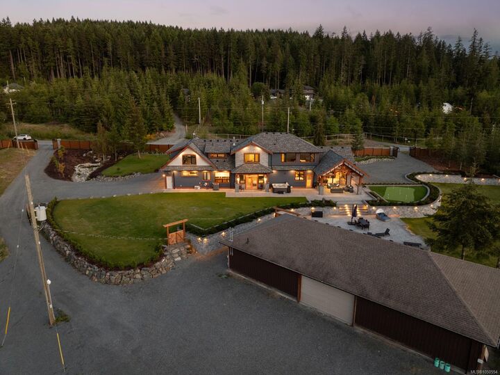 Property Photo:  2833 Woodcroft Pl  BC V8H 2E4 
