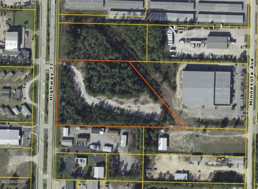 Property Photo: 3230 Hwy 77 FL 32405