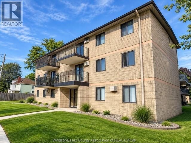 Property Photo:  3355 Sandwich Street 304  ON N9C 1B2 