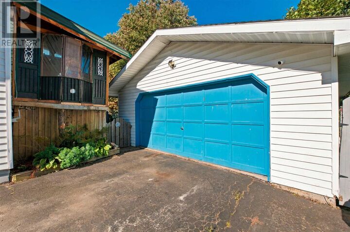 Property Photo: 34 Sutton Pl ON P6A 6B4