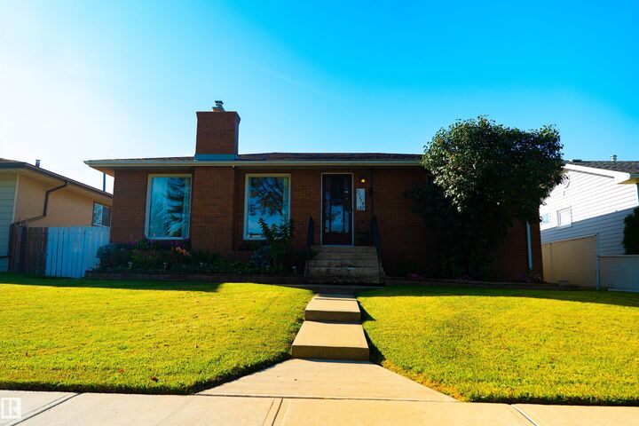 Property Photo:  11119 137 Avenue NW  AB T5E 1Z3 