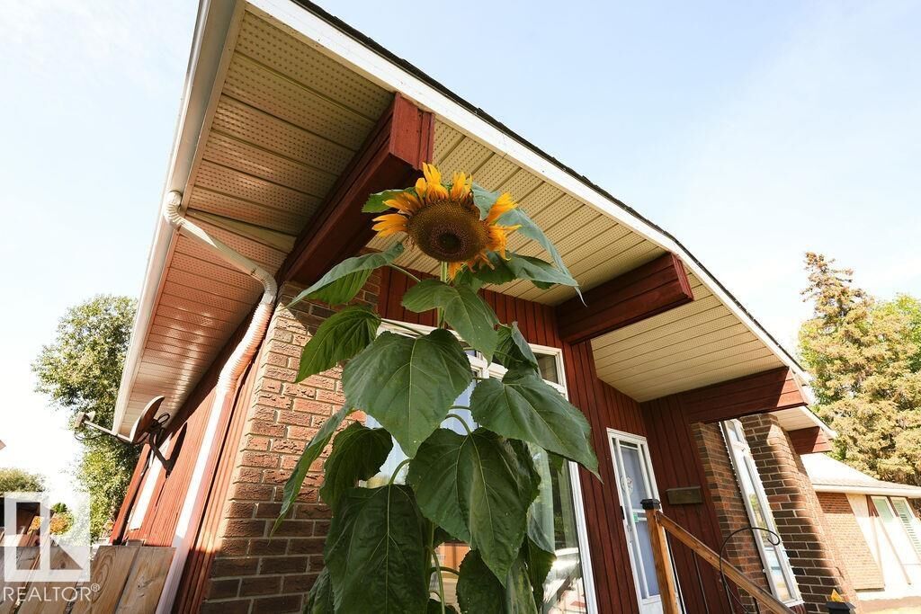 Property Photo:  13836 26 Street NW  AB T5Y 1B4 