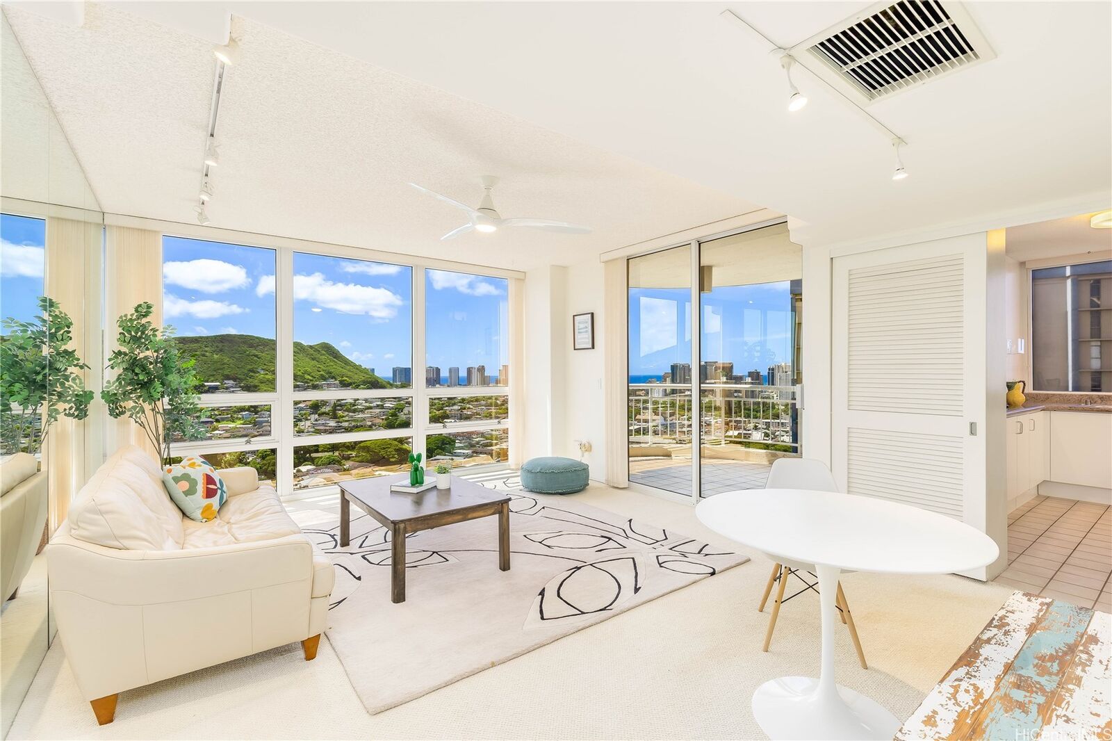 Property Photo:  2047 Nuuanu Avenue 2202  HI 96817 