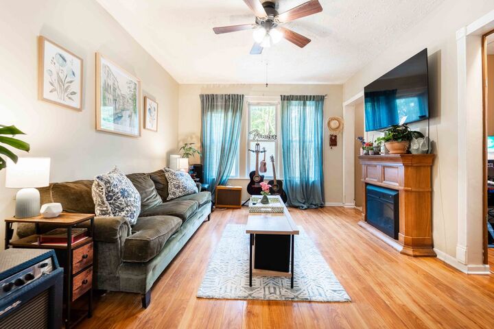 Property Photo:  2733 N Artesian Avenue  IL 60647 