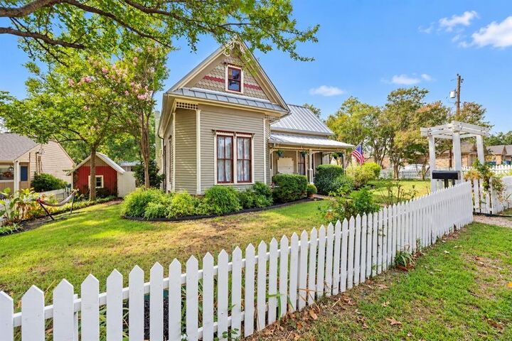 Property Photo: 602 Storrs Street TX 75087