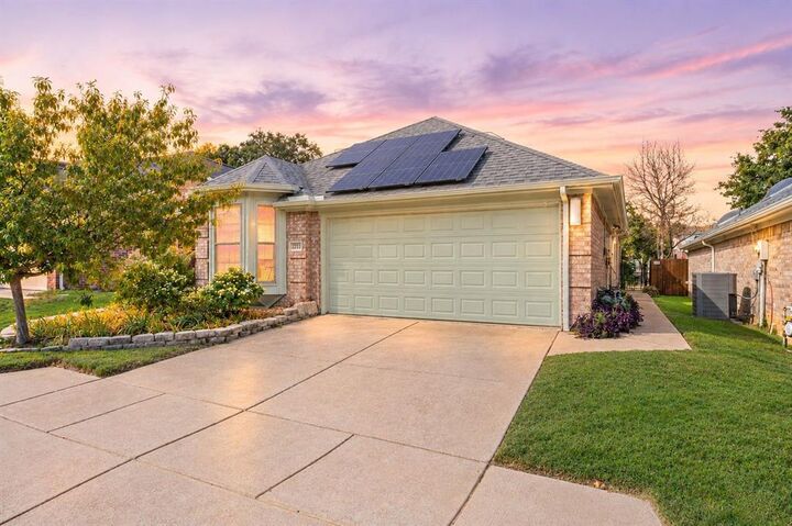 Property Photo: 2233 Wembley Wood Lane TX 76022