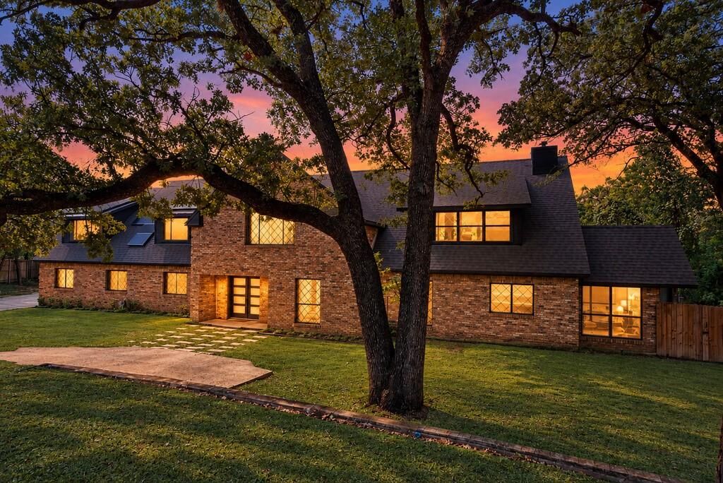 Property Photo: 2114 Coral Drive TX 76010
