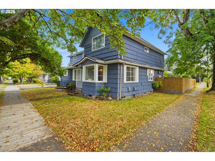 Property Photo:  806 NE Galloway St  OR 97128 