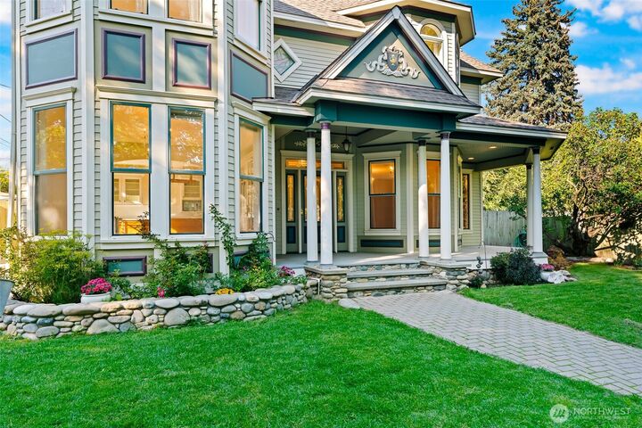 Property Photo:  605 E 4th Avenue  WA 98926 