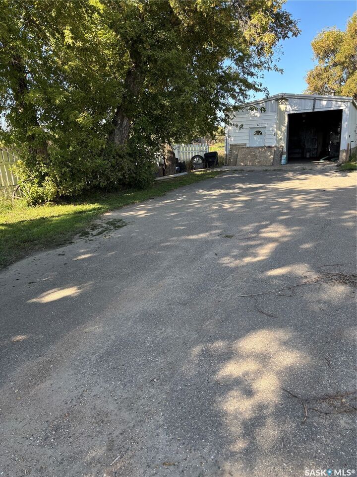 Property Photo:  406 Railway Avenue  SK S0H 3E0 