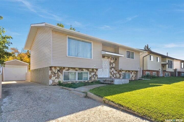 Property Photo: 3343 Fairlight Drive SK S7M 4N1