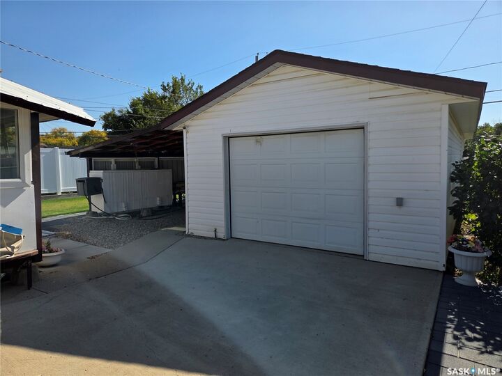 Property Photo:  817 Stadacona Street E  SK S6H 0K5 